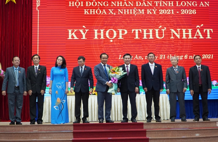 Ông Nguyễn Văn Út (người cầm hoa) tái đắc cử Chủ tịch UBND tỉnh Long An (Ảnh: Báo Long An) Ông Nguyễn Văn Út (người cầm hoa) tái đắc cử Chủ tịch UBND tỉnh Long An (Ảnh: Báo Long An)