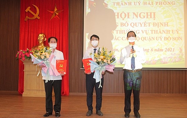 Ông Hoàng Xuân Minh và ông Nguyễn Quang Diện nhận quyết định sáng 21/6 (Ảnh: Cổng TTĐT TP. Hải Phòng0