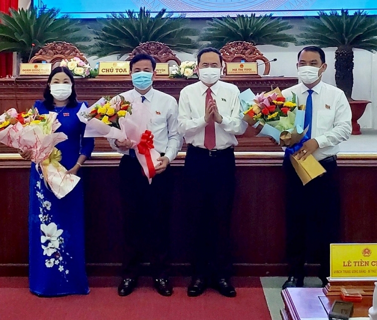 Ủy viên Bộ chính trị, Phó Chủ tịch thường trực Quốc hội Trần Thanh Mẫn tặng hoa chúc mừng Chủ tịch và các Phó Chủ tịch HĐND tỉnh Hậu Giang vừa đắc cử (Ảnh: VOV)