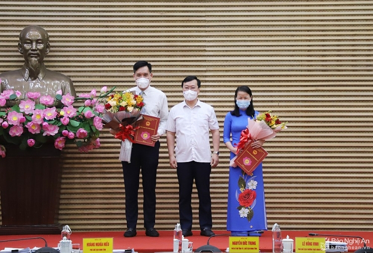 Chủ tịch UBND tỉnh Nguyễn Đức Trung trao quyết định, chúc mừng 2 nhân sự mới (Ảnh: Báo Nghệ An) Chủ tịch UBND tỉnh Nguyễn Đức Trung trao quyết định, chúc mừng 2 nhân sự mới (Ảnh: Báo Nghệ An)