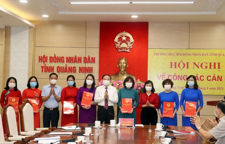 Ông Nguyễn Xuân Ký (áo trắng) trao quyết định cho các nhân sự mới (Ảnh: Báo Quảng Ninh)