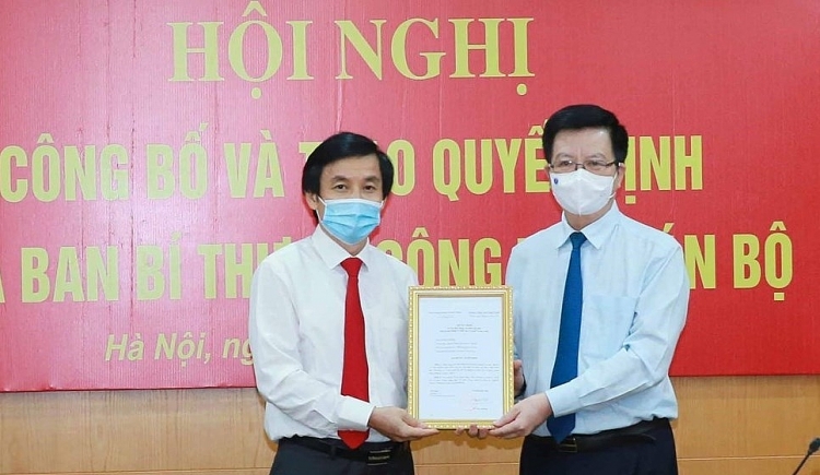 Ông Mai Văn Chính (phải) trao quyết định cho ông Nguyễn Quang Trường (Ảnh: VGP) Ông Mai Văn Chính (phải) trao quyết định cho ông Nguyễn Quang Trường (Ảnh: VGP)