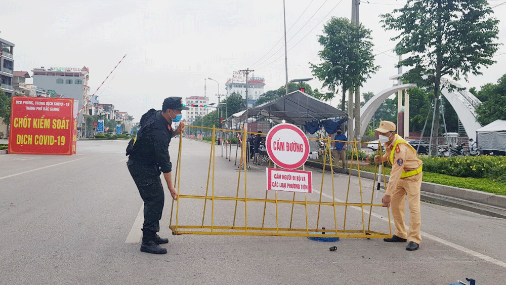Lực lượng chức năng dỡ chốt kiểm soát dịch tại đường Hùng Vương (Ảnh: Báo Bắc Giang) Lực lượng chức năng dỡ chốt kiểm soát dịch tại đường Hùng Vương (Ảnh: Báo Bắc Giang)