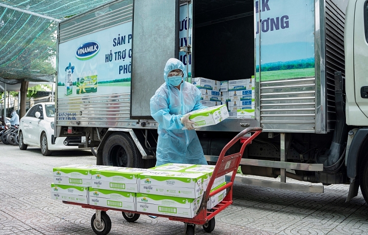 Tính đến nay, Vinamilk đã dành ra hơn 85 tỷ đồng gồm tiền mặt và sản phẩm để hỗ trợ cộng đồng, tiếp sức tiếp đầu và đồng hành cùng Chính phủ chống dịch. Tính đến nay, Vinamilk đã dành ra hơn 85 tỷ đồng gồm tiền mặt và sản phẩm để hỗ trợ cộng đồng, tiếp sức tiếp đầu và đồng hành cùng Chính phủ chống dịch.