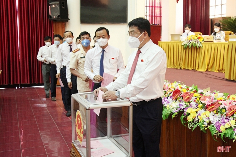 Các đại biểu HĐND tỉnh Hà Tĩnh tiến hành bỏ phiếu Các đại biểu HĐND tỉnh Hà Tĩnh tiến hành bỏ phiếu
