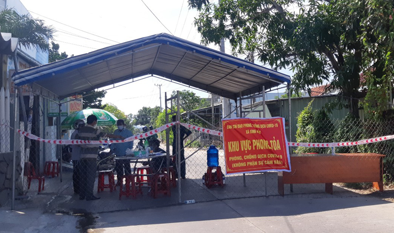 Khu vực chốt phong tỏa thôn Liên Trì 2, xã Bình Kiến (TP Tuy Hòa) (Ảnh: Võ Phê/Báo Phú Yên) Khu vực chốt phong tỏa thôn Liên Trì 2, xã Bình Kiến (TP Tuy Hòa) (Ảnh: Võ Phê/Báo Phú Yên)