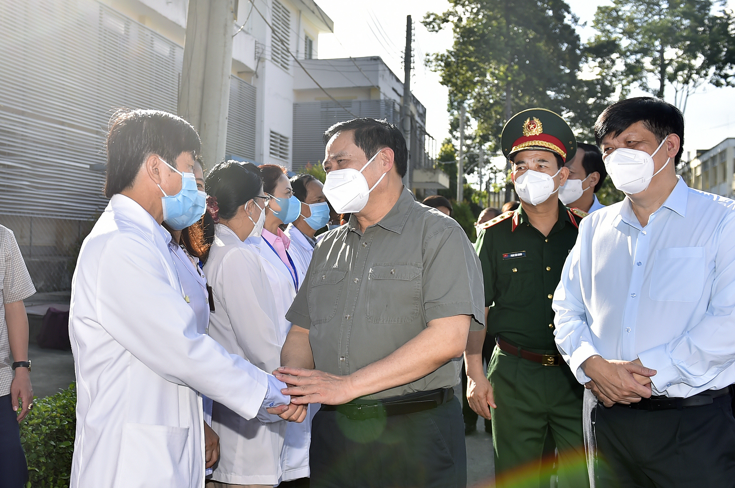 Thủ tướng động viên, kiểm tra nhiệm vụ phòng chống dịch bệnh và thúc đẩy sản xuất kinh doanh tại Bình Dương Thủ tướng động viên, kiểm tra nhiệm vụ phòng chống dịch bệnh và thúc đẩy sản xuất kinh doanh tại Bình Dương