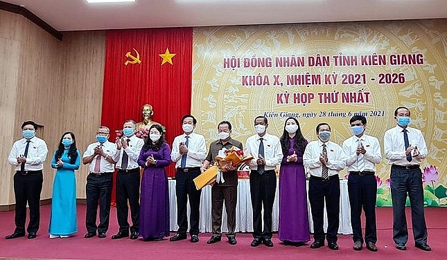 Bí thư Tỉnh uỷ Kiên Giang Đỗ Thanh Bình tặng hoa chúc mừng Thường trực HĐND tỉnh khóa mới (Ảnh: TPO)