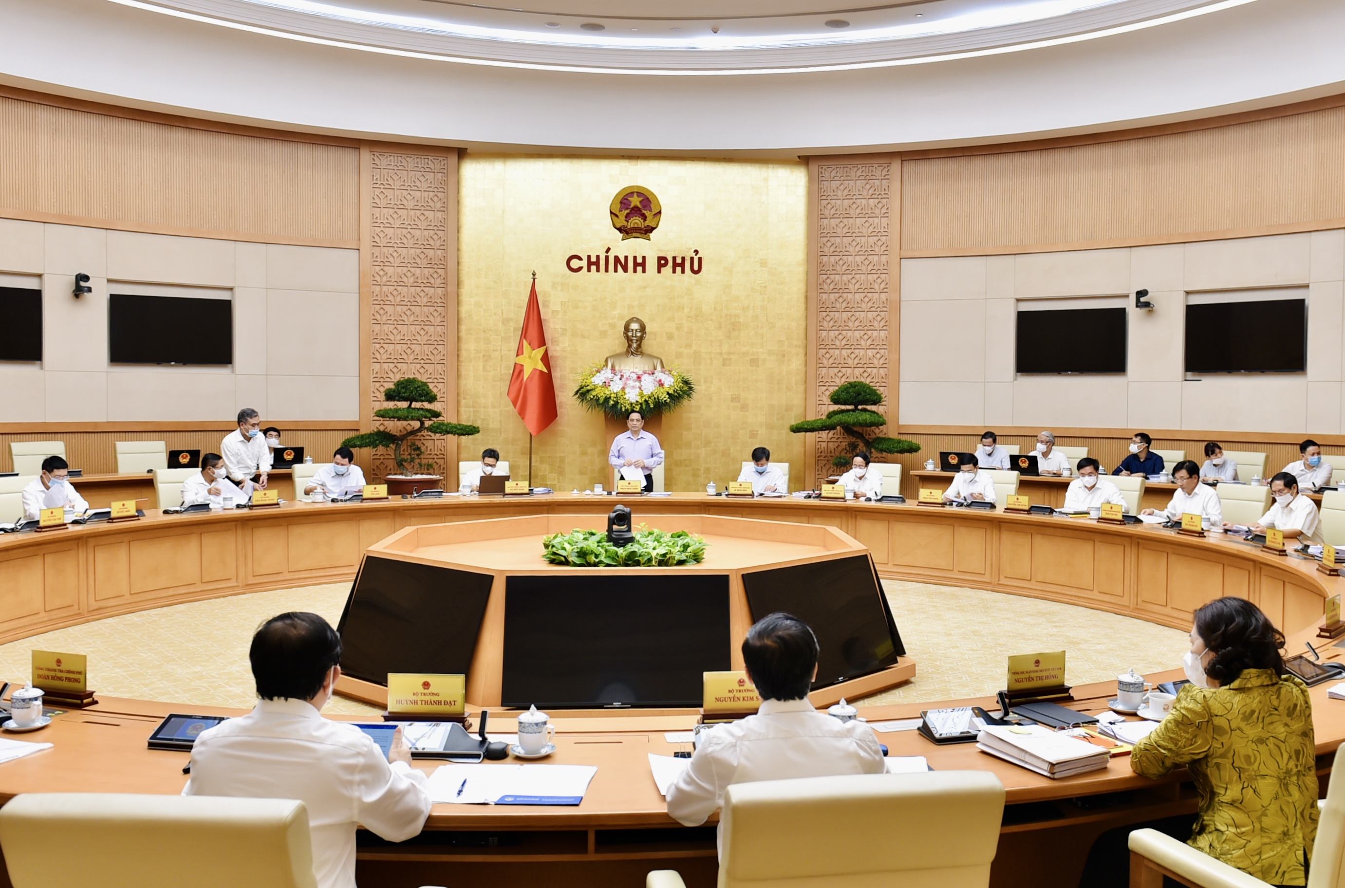 Tạo điều kiện thuận lợi nhất cho xây dựng, hoàn thiện thể chế và thực thi pháp luật Tạo điều kiện thuận lợi nhất cho xây dựng, hoàn thiện thể chế và thực thi pháp luật