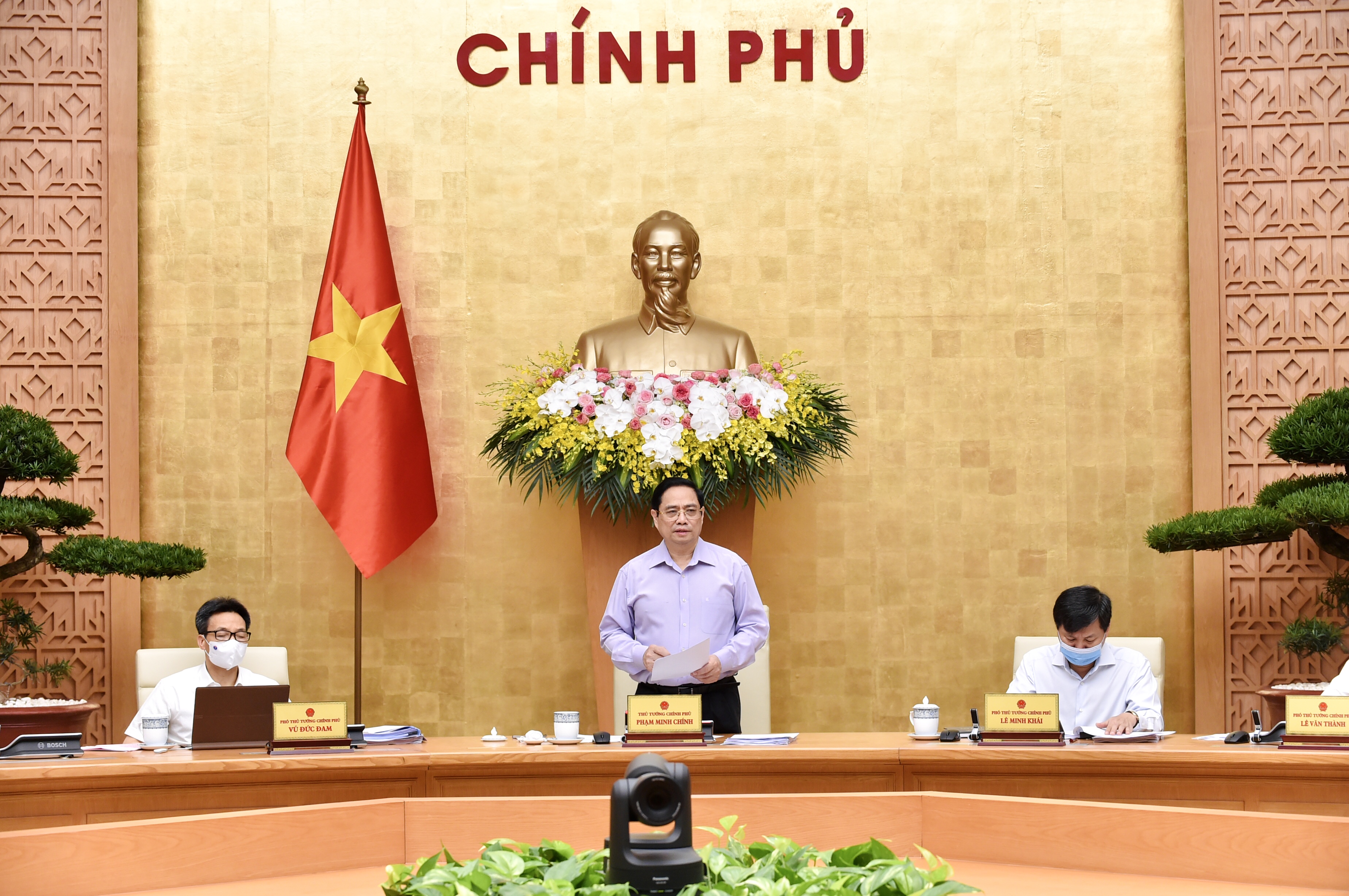 Tạo điều kiện thuận lợi nhất cho xây dựng, hoàn thiện thể chế và thực thi pháp luật Tạo điều kiện thuận lợi nhất cho xây dựng, hoàn thiện thể chế và thực thi pháp luật