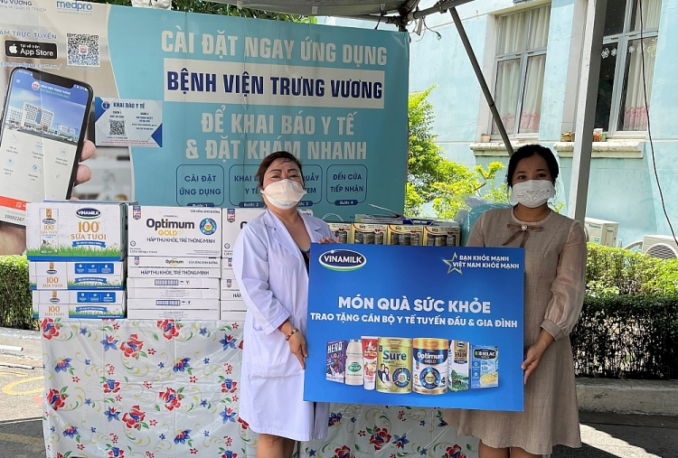Đại diện Vinamilk trao tặng các món quà và sản phẩm dinh dưỡng đến y bác sĩ và các em đang điều trị tại Bệnh viện Trưng Vương Đại diện Vinamilk trao tặng các món quà và sản phẩm dinh dưỡng đến y bác sĩ và các em đang điều trị tại Bệnh viện Trưng Vương