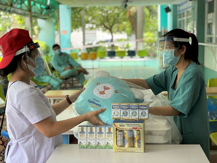Những hộp sữa dinh dưỡng và phần quà dễ thương từ Vinamilk góp phần khích lệ các thiên thần nhí mau khỏe mạnh để trở về nhà Những hộp sữa dinh dưỡng và phần quà dễ thương từ Vinamilk góp phần khích lệ các thiên thần nhí mau khỏe mạnh để trở về nhà