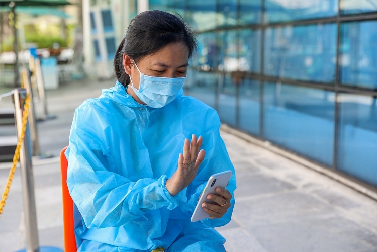 Niềm vui khi gọi điện về nhà để gặp con, người thân tiếp thêm sức mạnh để tuyến đầu thêm kiên cường chiến đấu với dịch bệnh Niềm vui khi gọi điện về nhà để gặp con, người thân tiếp thêm sức mạnh để tuyến đầu thêm kiên cường chiến đấu với dịch bệnh