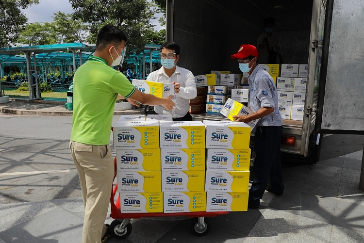 Trong dịp này, nhãn hàng Sure Prevent Gold & Optimum Gold cũng đã trao tặng hàng ngàn phần quà đến các bệnh viện Nhi Đồng Thành Phố & Chợ Rẫy (Tp.HCM), Bạch Mai (Tp.Hà Nội); Bệnh viện C (TP. Đà Nẵng) Trong dịp này, nhãn hàng Sure Prevent Gold & Optimum Gold cũng đã trao tặng hàng ngàn phần quà đến các bệnh viện Nhi Đồng Thành Phố & Chợ Rẫy (Tp.HCM), Bạch Mai (Tp.Hà Nội); Bệnh viện C (TP. Đà Nẵng)