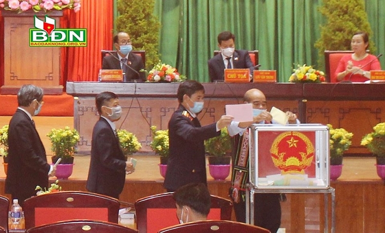 Đại biểu bỏ phiếu bầu các chức danh Chủ tịch UBND tỉnh, Phó Chủ tịch UBND tỉnh khóa IV Đại biểu bỏ phiếu bầu các chức danh Chủ tịch UBND tỉnh, Phó Chủ tịch UBND tỉnh khóa IV