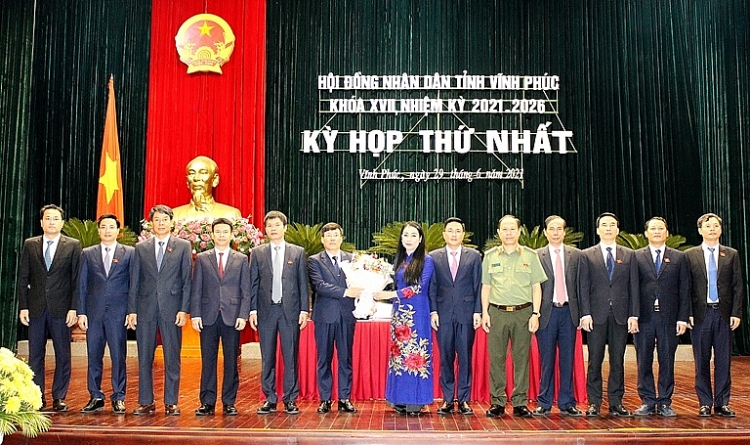 Các thành viên UBND tỉnh ra mắt (Ảnh: Báo Vĩnh Phúc) Các thành viên UBND tỉnh ra mắt (Ảnh: Báo Vĩnh Phúc)