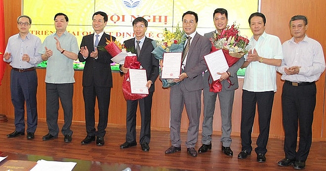 Bộ Thông tin và Truyền thông bổ nhiệm 2 tân Cục trưởng bo thong tin va truyen thong bo nhiem 2 tan cuc truong