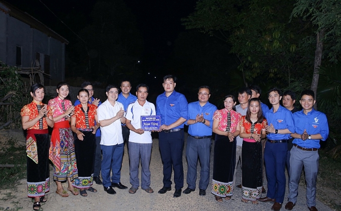 Sức trẻ thanh niên tình nguyện góp sức giúp đỡ đồng bào vùng sâu, vùng xa tuoi tre thoi dai gop suc giup do dong bao vung sau vung xa