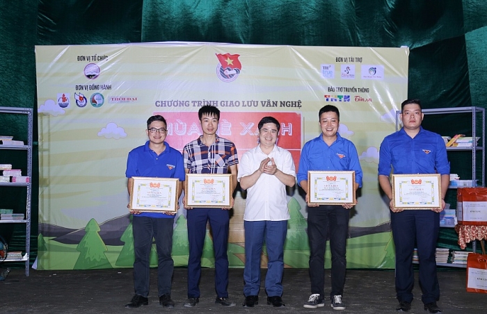 Sức trẻ thanh niên tình nguyện góp sức giúp đỡ đồng bào vùng sâu, vùng xa tuoi tre thoi dai gop suc giup do dong bao vung sau vung xa