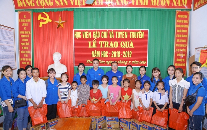 Sức trẻ thanh niên tình nguyện góp sức giúp đỡ đồng bào vùng sâu, vùng xa tuoi tre thoi dai gop suc giup do dong bao vung sau vung xa