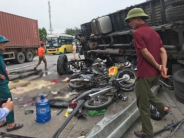Vụ xe tải lật, đè chết 5 người ở Hải Dương: Tạm giữ hình sự tài xế vu xe tai lat de chet 5 nguoi o hai duong tam giu hinh su tai xe