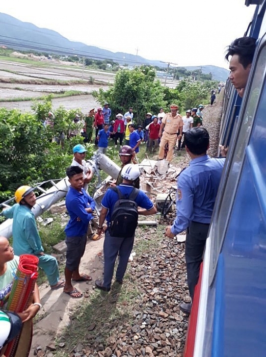 tau hoa tong bep o to 16 cho o binh thuan 3 nguoi chet