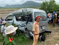 nghe an tau hoa tong o to 4 cho nu tai xe tu vong