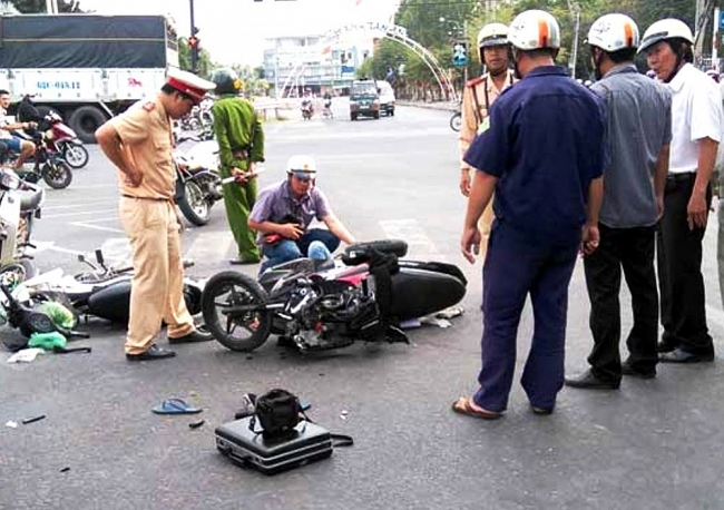 Tiếp tục thực hiện nghiêm Nghị định 100 tìm giải pháp kéo giảm TNGT tiep tuc thuc hien nghiem nghi dinh 100 tim giai phap keo giam tngt