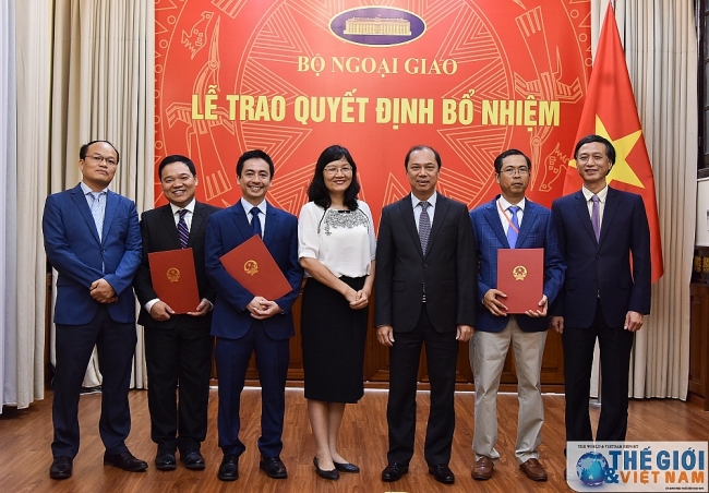 Thứ trưởng Nguyễn Quốc Dũng chúc mừng các cán bộ vừa nhận quyết định 0904 thu truong nguyen quoc dung trao quyet dinh bo nhiem can bo cap vu 3