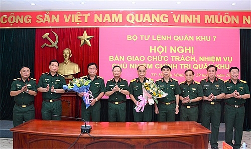 rung tướng Trần Hoài Trung chúc mừng Thiếu tướng Đỗ Văn Bảnh và Đại tá Hoàng Đình Chung (Ảnh QK7) 1206 qk7