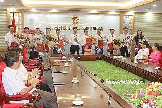 Chủ tịch UBND tỉnh Sơn La trao quyết định, chúc mừng các cán bộ mới (Ảnh: Báo Sơn La) 0118 sonla
