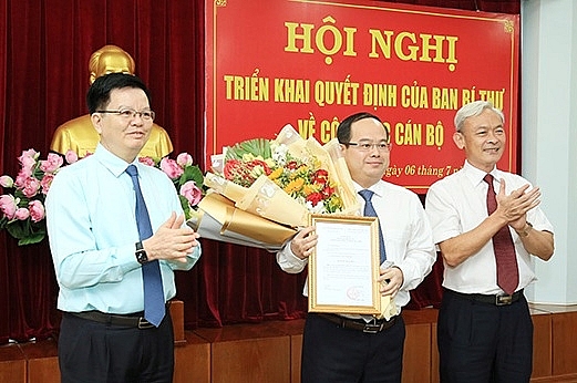 Ông Quản Minh Cường (giữa) nhận quyết định (Ảnh: VGP) 4945 dongnai