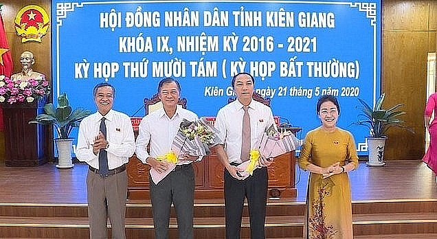 Ông Lâm Minh Thành (thứ 2 từ phải qua) nhận hoa chúc mừng của lãnh đạo tỉnh Kiên Giang ( Ảnh: VOV) 5803 4000 fa6d31f569b680e8d9a7 juhu
