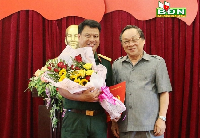 Ông Lê Diễn, Bí thư Tỉnh ủy Đắk Nông trao quyết định cho Thượng tá Đinh Hồng Tiếng (Ảnh: Báo Đắk Nông) 2655 daknong