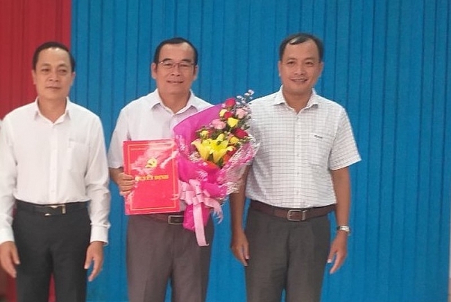 Ông Huỳnh Công Lập nhận quyết định (Ảnh: VGP) 3820 travinh 1