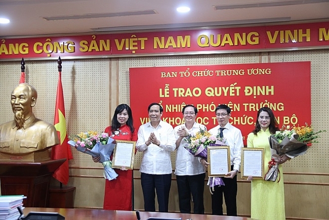 Các cán bộ nhận quyết định bổ nhiệm (Ảnh: VGP) 4731 1vienpho