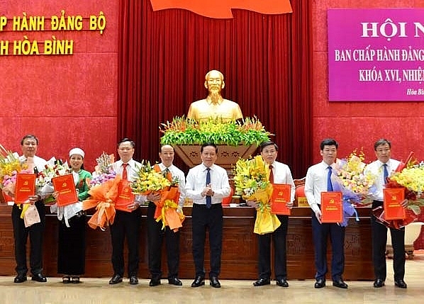 Bí thư Tỉnh ủy Hòa Bình Bùi Văn Tỉnh trao quyết định và chúc mừng các tân uỷ viên (Ảnh: VGP) 0520 hoabinh