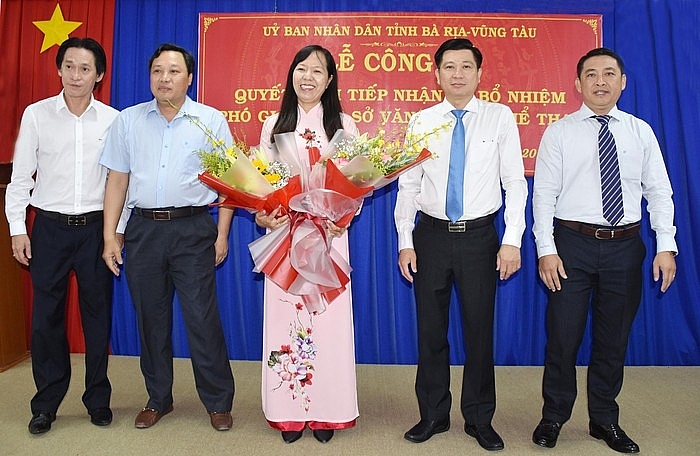 Bà Nguyễn Thị Ánh Hồng nhận quyết định (Ảnh: Báo Bà Rịa - Vũng Tàu) 3757 14b789a323e0cabe93f1