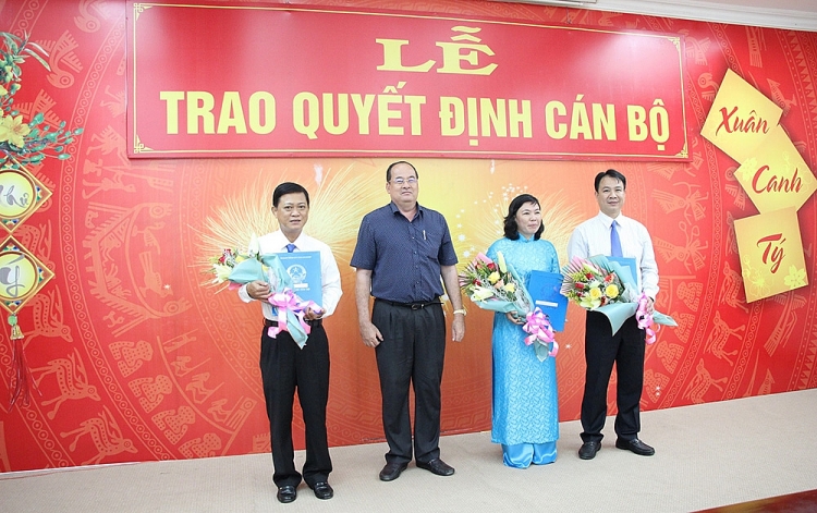 Chủ tịch UBND tỉnh An Giang Nguyễn Thanh Bình trao quyết định cho các cán bộ (Ảnh: Báo An Giang) 4236 img 7027 resize1
