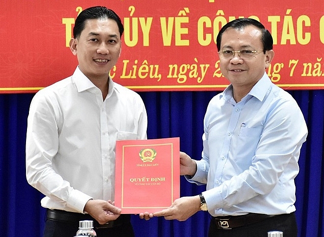 Ông Lê Minh Nhựt (trái) nhận quyết định bổ nhiệm (Ảnh: Nhật Tân/Zing) 4459 nhut