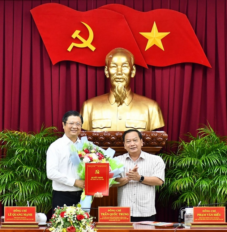 Bí thư Thành uỷ Cần Thơ Trần Quốc Trung trao quyết định cho ông Trương Quang Hoài Nam (Ảnh: Báo Cần Thơ) 4728 ongnam
