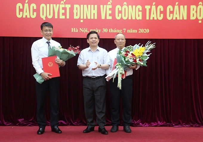 Bộ trưởng Nguyễn Văn Thể trao quyết định cho ông Lê Đỗ Mười và Nguyễn Bách Tùng (Ảnh: Tạp chí GTVT) 4847 2a4be60d bd10 47cb a313 685bad1b0c04 2014