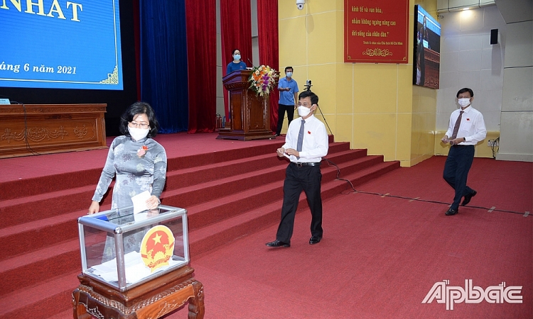 Đại biểu HĐND tỉnh Tiền Gaing bỏ phiếu bầu các chức danh lãnh đạo tỉnh tại kỳ họp Đại biểu HĐND tỉnh Tiền Gaing bỏ phiếu bầu các chức danh lãnh đạo tỉnh tại kỳ họp