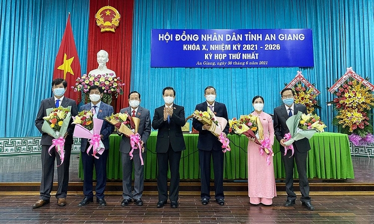 Chủ tịch HĐND tỉnh, 2 Phó Chủ tịch HĐND tỉnh và Trưởng các ban HĐND tỉnh An Giang ra mắt (Ảnh: Báo An Giang) Chủ tịch HĐND tỉnh, 2 Phó Chủ tịch HĐND tỉnh và Trưởng các ban HĐND tỉnh An Giang ra mắt (Ảnh: Báo An Giang)