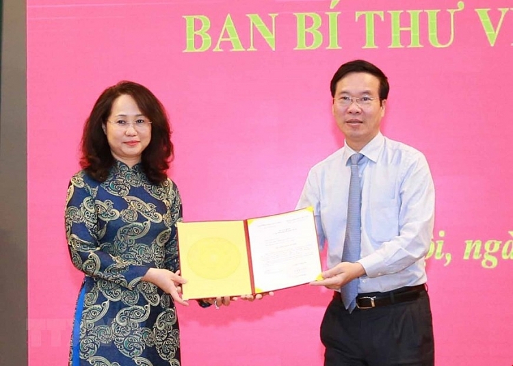 Ông Võ Văn Thưởng trao quyết định bổ nhiệm cho bà Lâm Thị Phương Thanh (Ảnh: TTXVN) Ông Võ Văn Thưởng trao quyết định bổ nhiệm cho bà Lâm Thị Phương Thanh (Ảnh: TTXVN)