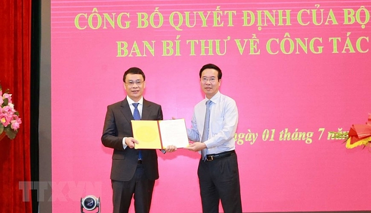 Ông Đặng Khánh Toàn nhận quyết định (Ảnh: TTXVN) Ông Đặng Khánh Toàn nhận quyết định (Ảnh: TTXVN)