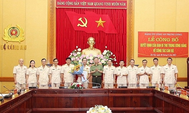 Bộ trưởng Tô Lâm chúc mừng Ủy ban Kiểm tra Đảng ủy Công an Trung ương nhiệm kỳ 2020-2025 (Ảnh: VGP) Bộ trưởng Tô Lâm chúc mừng Ủy ban Kiểm tra Đảng ủy Công an Trung ương nhiệm kỳ 2020-2025 (Ảnh: VGP)