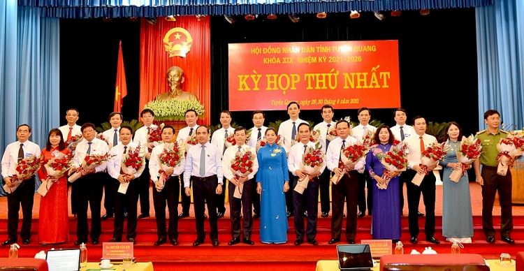 Thường trực Tỉnh ủy tặng hoa chúc mừng lãnh đạo UBND tỉnh và các thành viên UBND tỉnh (Ảnh: Báo Tuyên Quang) Thường trực Tỉnh ủy tặng hoa chúc mừng lãnh đạo UBND tỉnh và các thành viên UBND tỉnh (Ảnh: Báo Tuyên Quang)