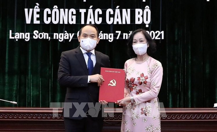 Bà Trương Thị Mai trao quyết định cho ông Nguyễn Quốc Đoàn Bà Trương Thị Mai trao quyết định cho ông Nguyễn Quốc Đoàn