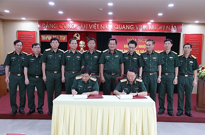 Lễ ký Biên bản bàn giao nhiệm vụ Chánh Thanh tra Bộ Quốc phòng (Ảnh: VGP) Lễ ký Biên bản bàn giao nhiệm vụ Chánh Thanh tra Bộ Quốc phòng (Ảnh: VGP)
